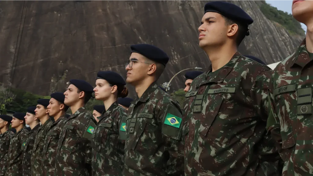 Concurso ESA 2027 abre 1.100 vagas para sargentos com nível médio; inscrições vão de 30/03 a 04/05/2026. Salário inicial estimado em R$ 3.825, com benefícios e progressão na carreira militar.