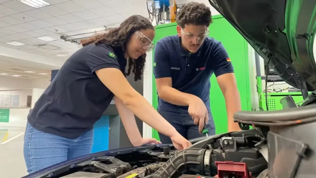Jovens aprendizes em treinamento técnico na unidade da Bosch em Campinas em parceria com o Senai