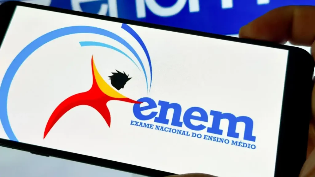 Estudante jovem concentrada em frente ao computador preenchendo formulário de inscrição do Enem 2026 com expressão de determinação