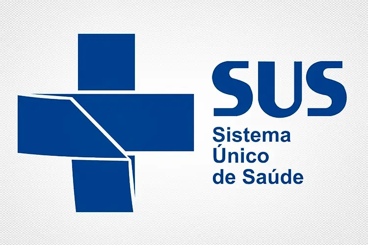 Profissional de saúde estudando curso Fiocruz assistência farmacêutica SUS em tablet
