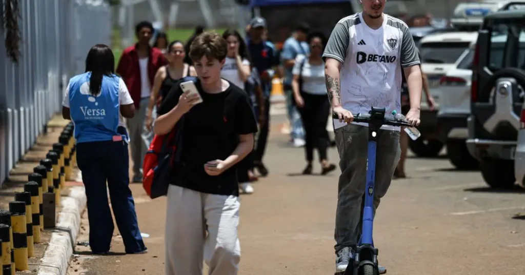 Jovem brasileira consultando pedido de isenção do Enem 2026 pelo celular