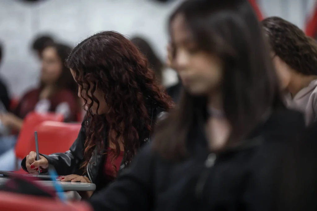estudante acessando portal do Enem no celular para justificar ausência e pedir isenção 2026