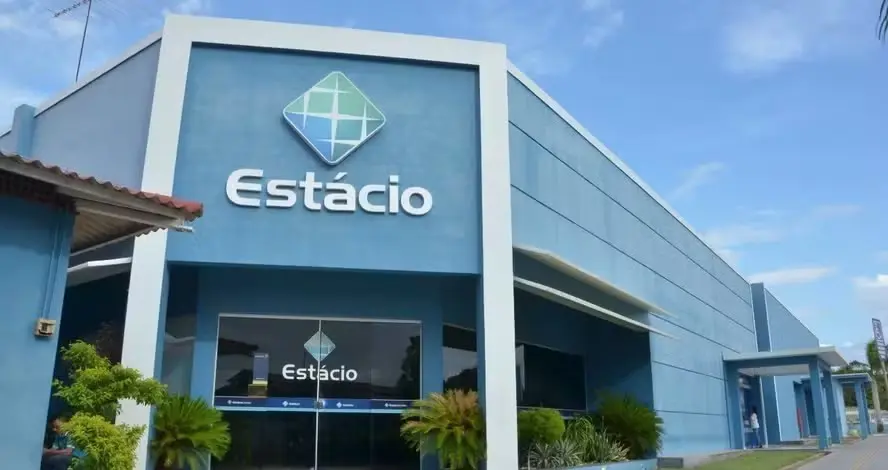 Ambulante da Zona Norte do Rio anota informações de curso gratuito no celular