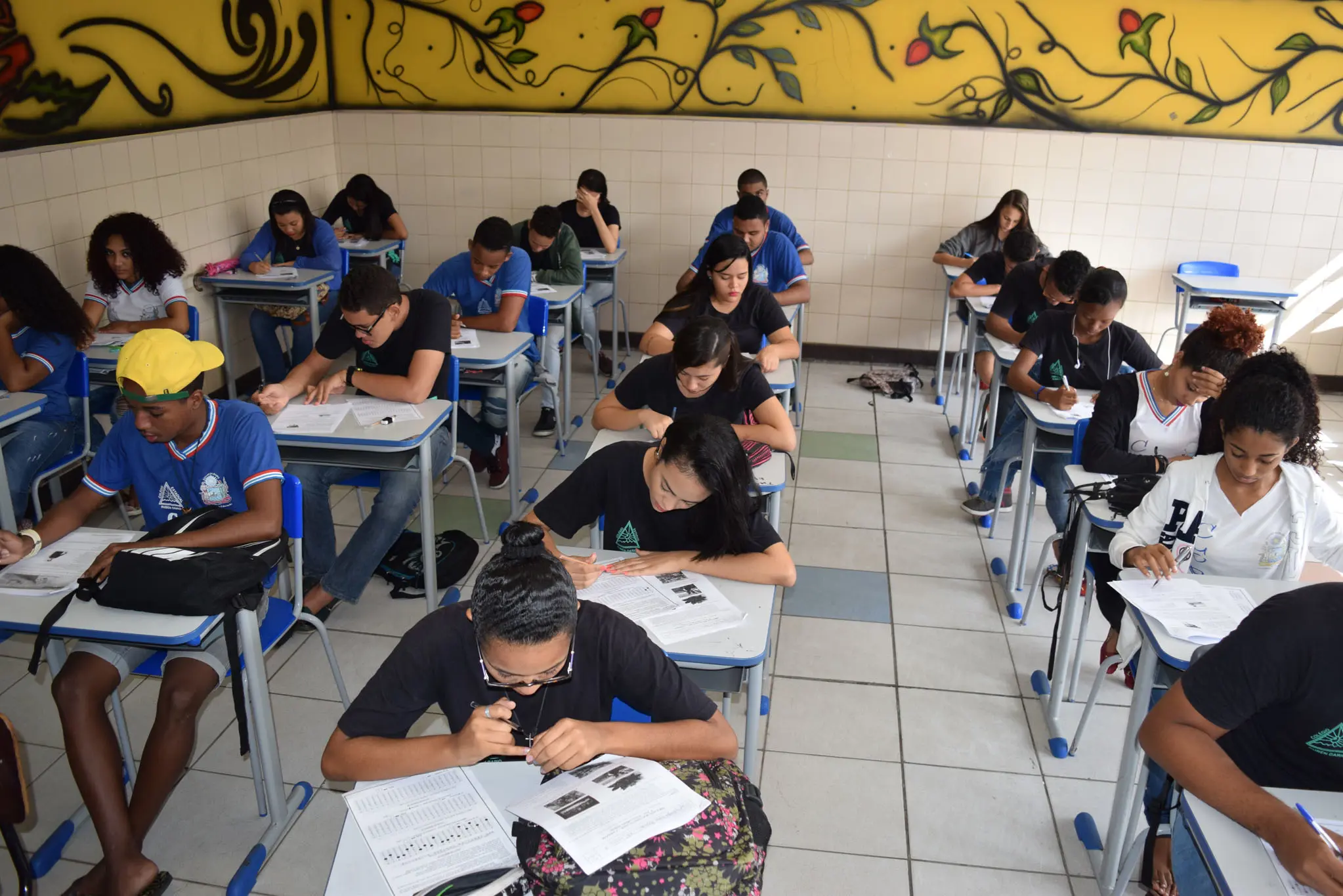 Estudantes do ensino médio se preparam para o Enem 2026 após confirmação da isenção