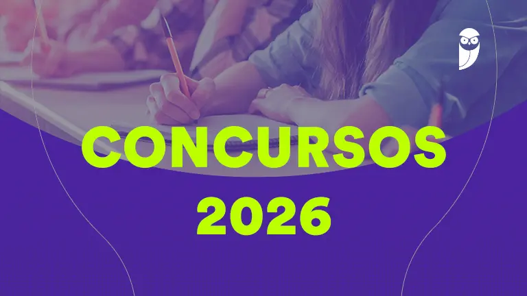 Candidato analisando edital de concursos 2026 com documentos sobre mesa