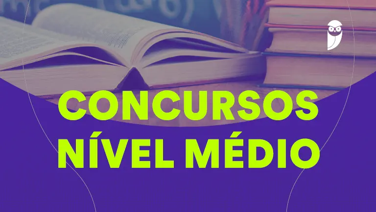 Candidato estudando para concursos nível médio 2026 com editais impressos na mesa