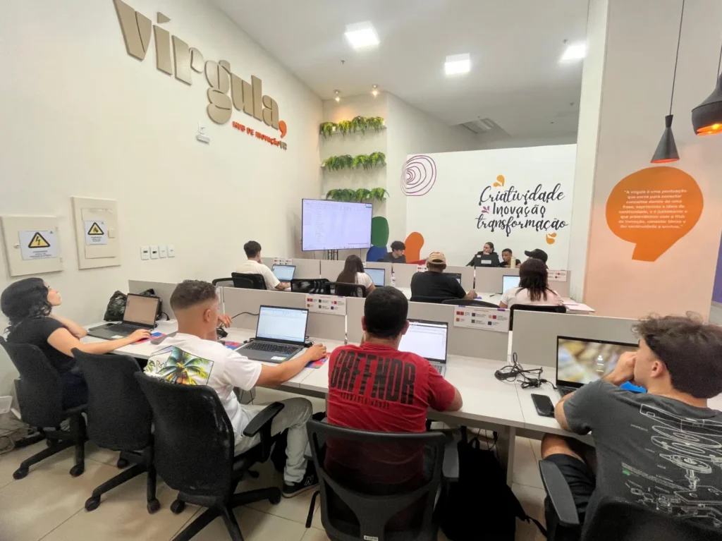 Aluno em aula de curso gratuito de jogos no espaço Vírgula (volta redonda)