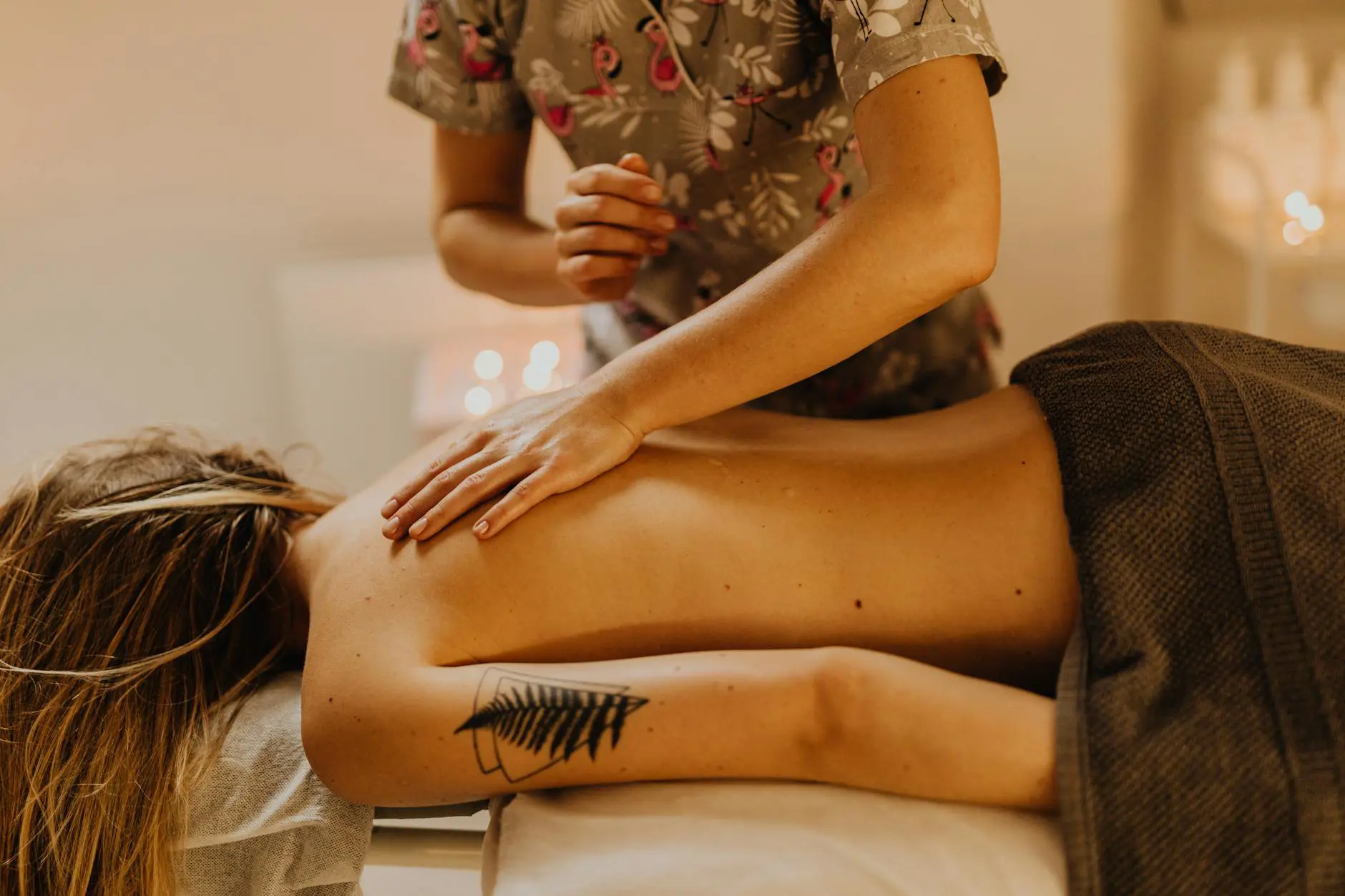 Massoterapeuta formado atuando em spa de bem-estar