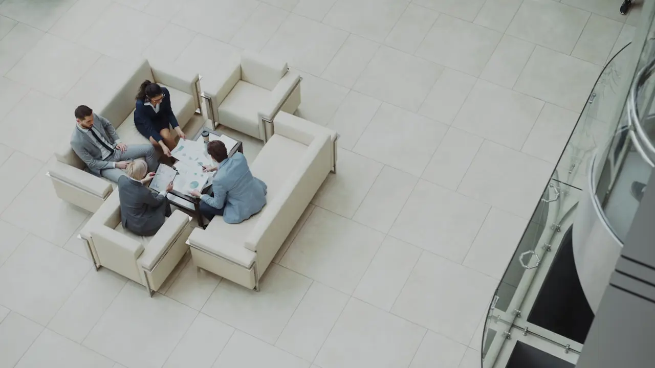 Power BI sendo usado em reunião de negócios com dados