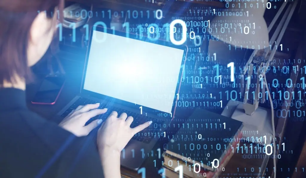 Jovem estudando cursos inteligência artificial 2026 no notebook em mesa de trabalho