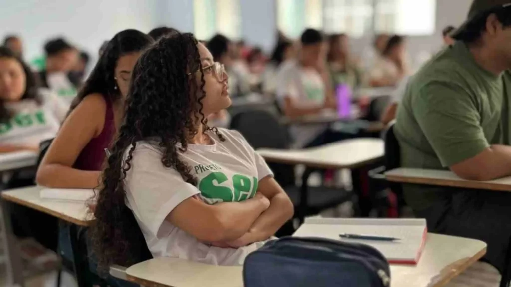 Estudante preenchendo inscrição do Enem 2026 no celular em casa