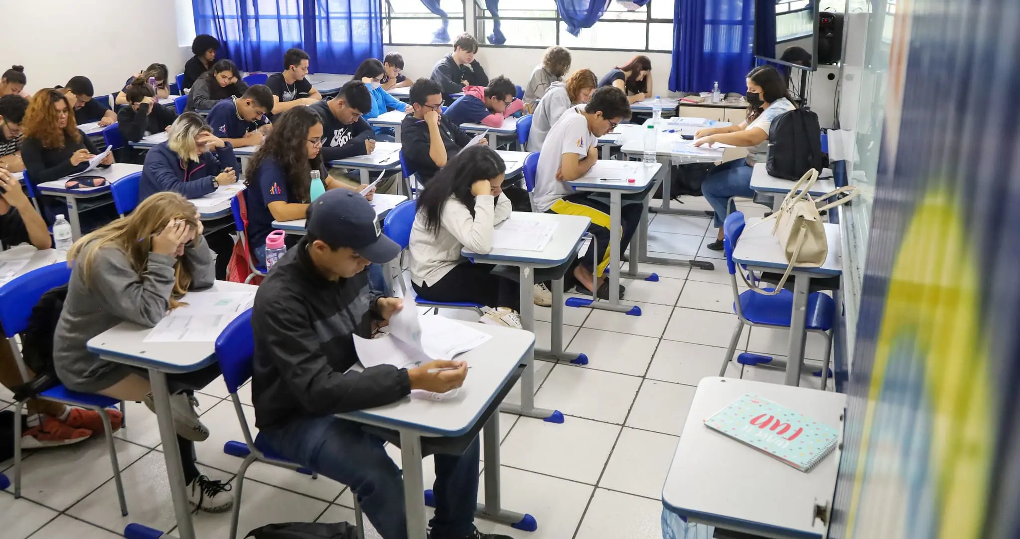 Estudantes fazendo a prova do ENEM em sala de aula