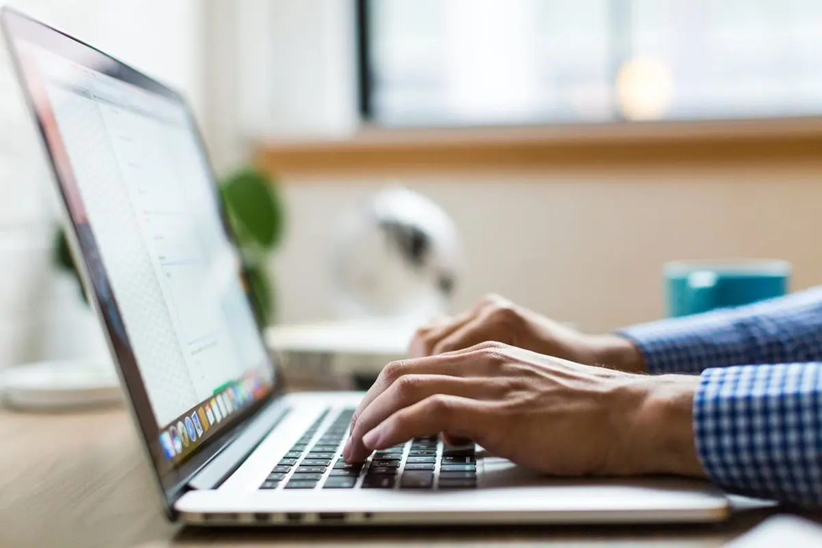 Estudante fazendo curso online gratuito