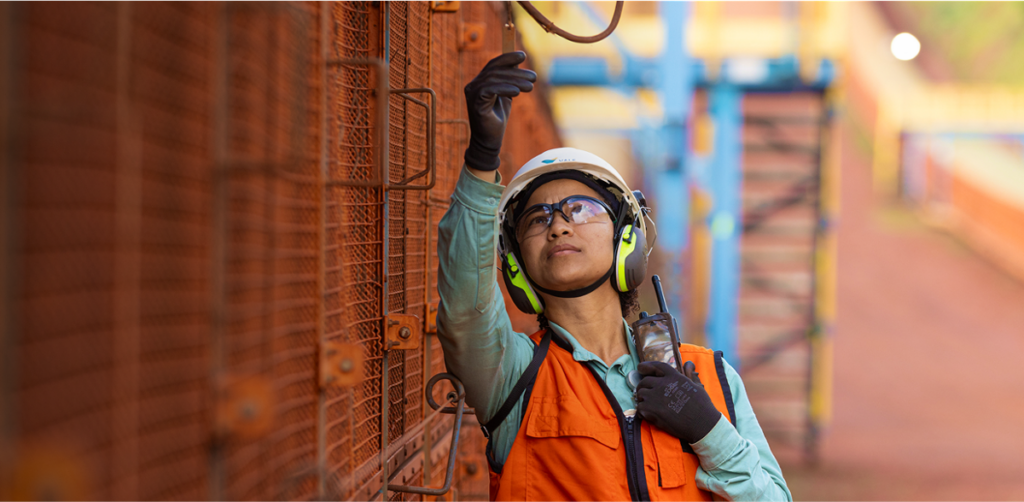 Jovem técnico no PFP Vale com equipamento industrial na Grande Vitória