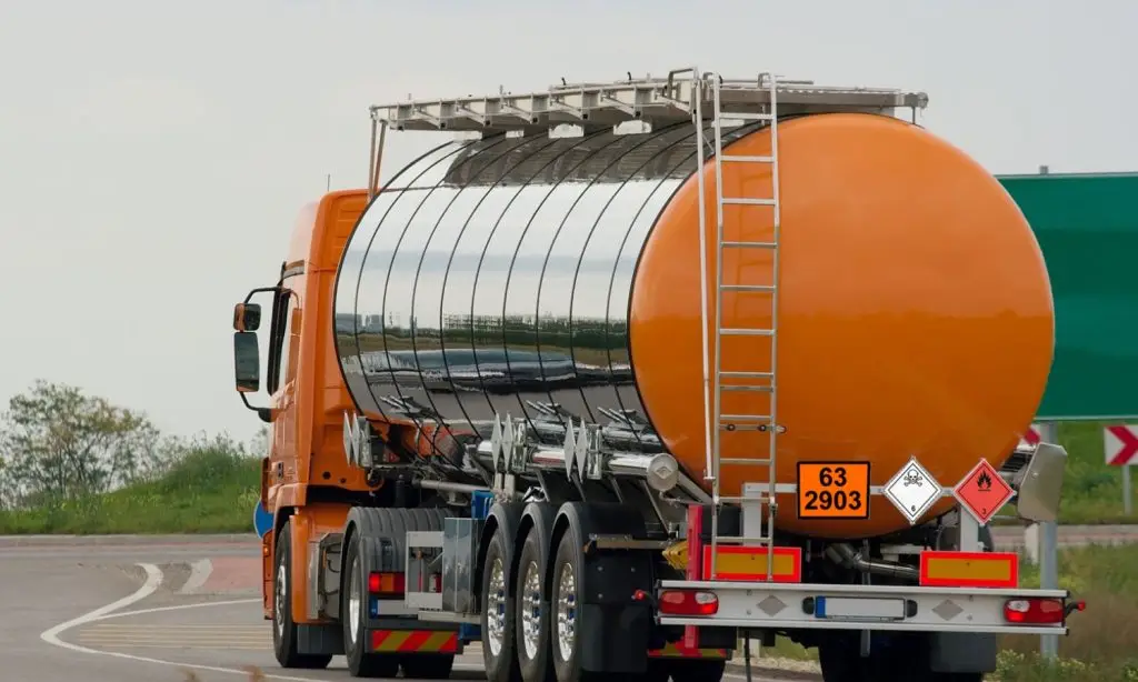Caminhão de transporte de produtos perigosos