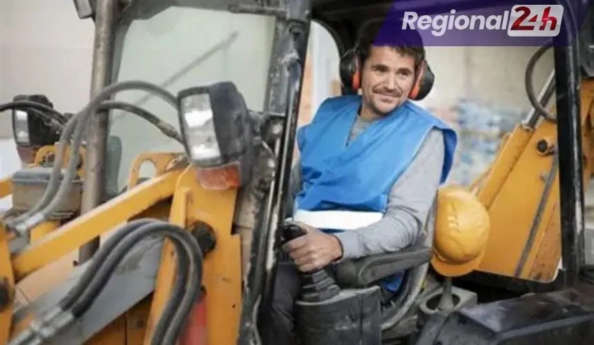 Candidato consultando resultado do concurso Olímpia Operador de Máquinas em celular