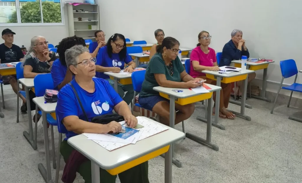 Alunos 60 anos aprendendo senac-es fotografia com celular em Cachoeiro de Itapemirim
