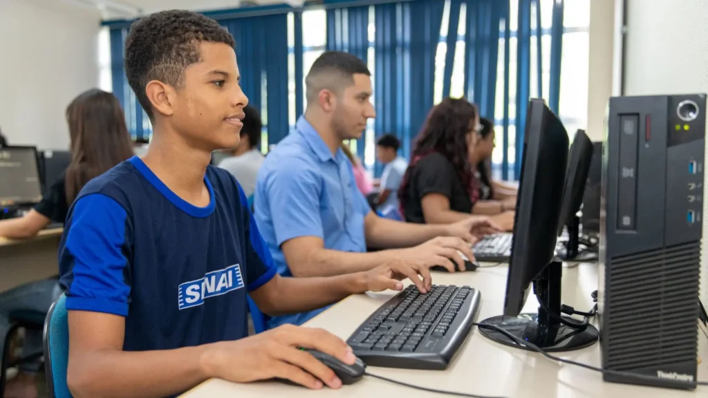 Jovem em senai autonomia renda cursos grátis industriais estudando soldagem