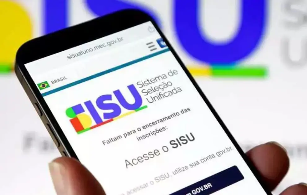 Estudante consultando sisu+ vaga universidade pública no celular em casa